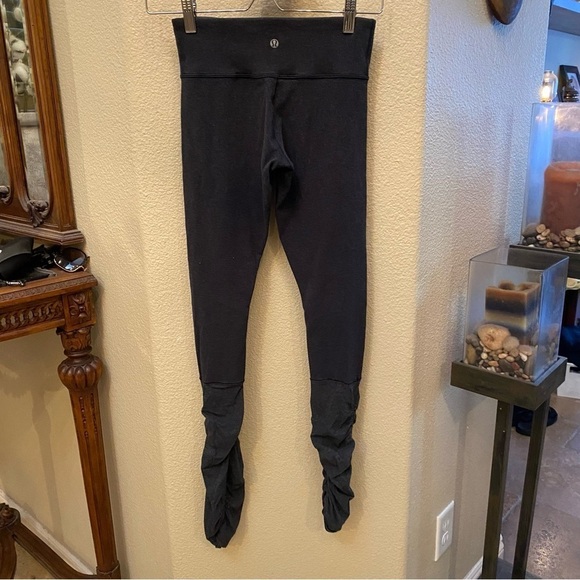LULULEMON Women Navy Ruched Hem Athletic Leggings Size 2-4-Has Some Flaws - Picture 4 of 8